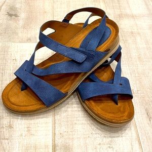Comfy laid-back sandals